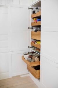 Sigdal_Scala_skuffer_høyskap_massiv_eik_jpg