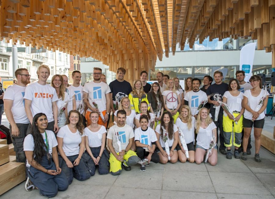 Blid ungdomsgruppe foran Moelven prosjekt på Majorstuen i Oslo