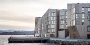 Vannkanten i Stavanger designet av Aart Arkitekter med hellende fasader og Miljøvennlig Moelven Termotre