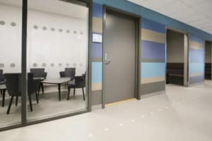 Møterom på Jessheim vgs med vegger i blåtoner og grått linoelumsgulv fra Forbo-Flooring