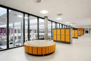 Jessheim vgs med gult interiør og Forbo-Flooring grått marmoleumgulv