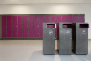 Garderobe på Jessheim vgs i magenta røde skap og grått linoleumsgulv fra Forbo-Flooring