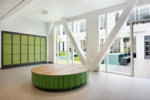 Garderobe på Jessheim vgs med grønne detaljer og grått linoleumsgulv fra Forbo-Flooring