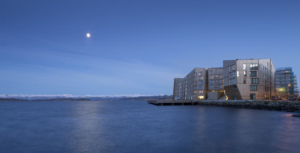 Vannkanten boligprosjekt i måneskinn i Stavanger med hellende fasader og Moelven Termotre. Designet av Aart og Kraftverk arkitekter. Foto Aart Arkitekter