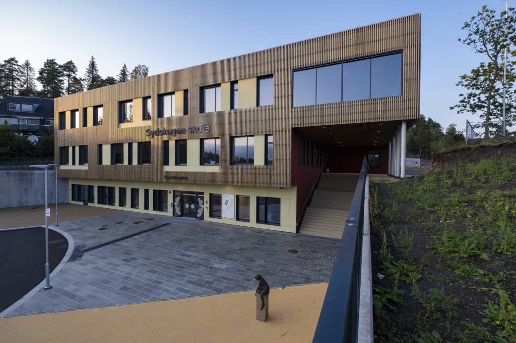 Kebony fasade på Sydskogen skole som er Svanemerket
