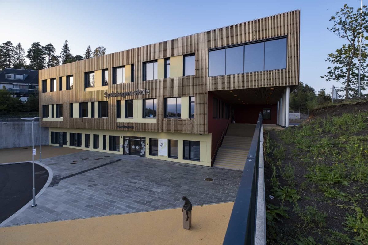 Kebony fasade på Sydskogen skole som er Svanemerket
