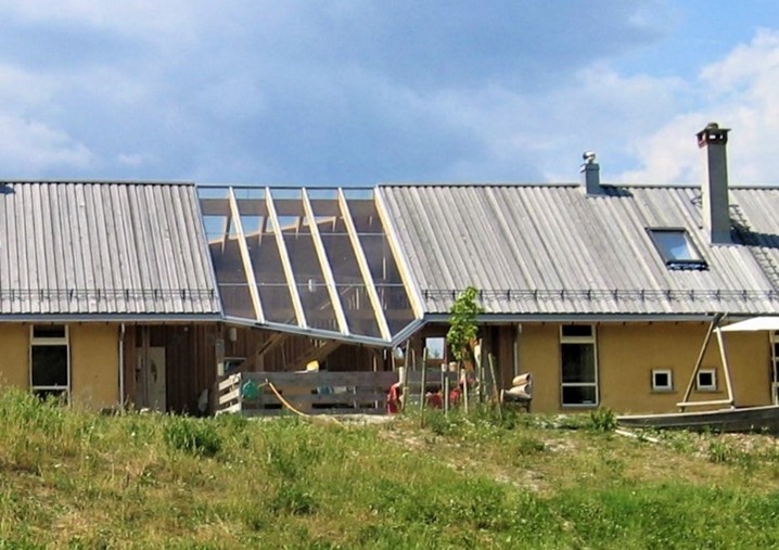 Barnehage i Kongsberg av Gaia arkitekter med halm, tre og leire