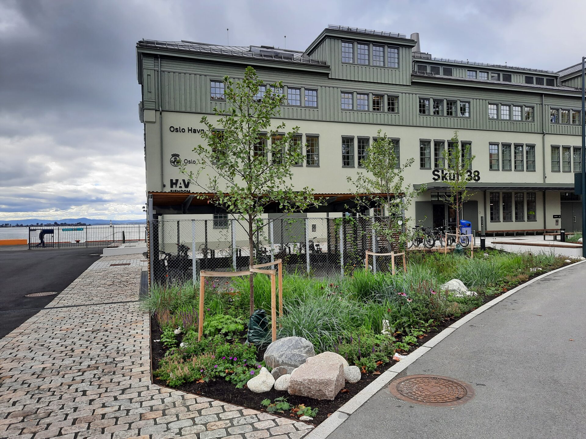 Skur38 er rehabilitert som et Futurebuilt prosjekt og har oppnådd Breeam-Nor Excellent sertifisering