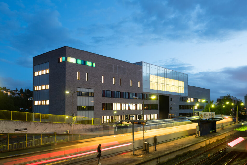 Brynseng skole (Oslo) er et nNEB-energistandard bygg og FutureBuilt pilotprosjekt som har krav til dokumentasjon for reduksjon av klima- og miljøbelastning av materialer. Arkitekt: HRTB Arkitekter. Foto: Undervisningsbygg