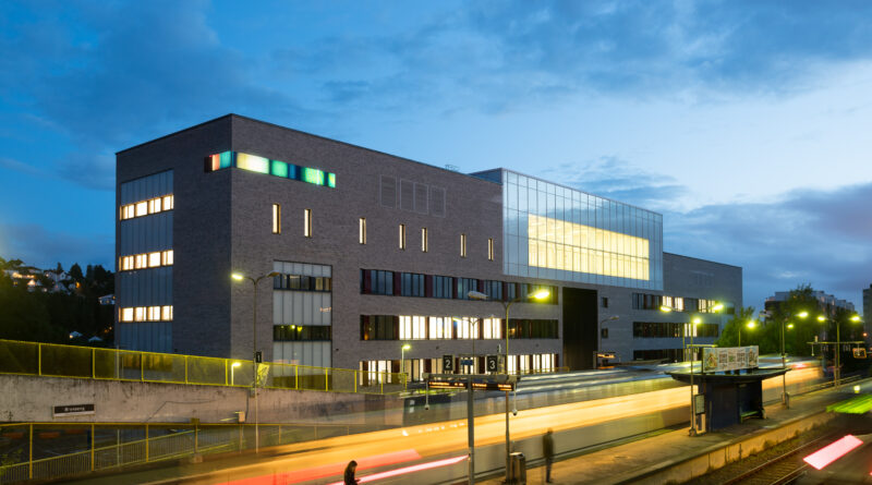 Brynseng skole (Oslo) er et nNEB-energistandard bygg og FutureBuilt pilotprosjekt som har krav til dokumentasjon for reduksjon av klima- og miljøbelastning av materialer. Arkitekt: HRTB Arkitekter. Foto: Undervisningsbygg