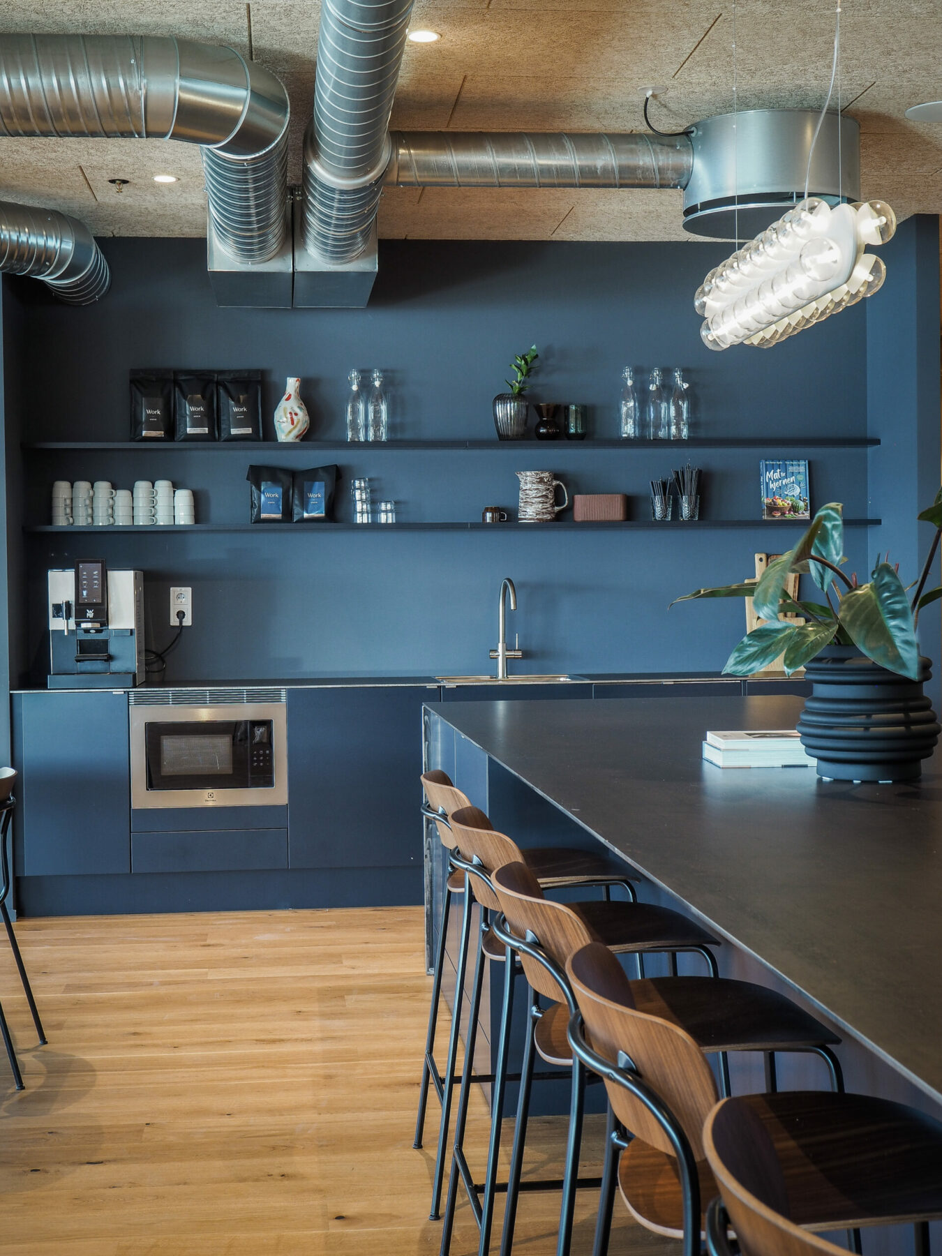 Kjøkken levert til PiR Ålesund av Studio Sigdal Ålesund. Foto og styling: Amalie Fagerlie