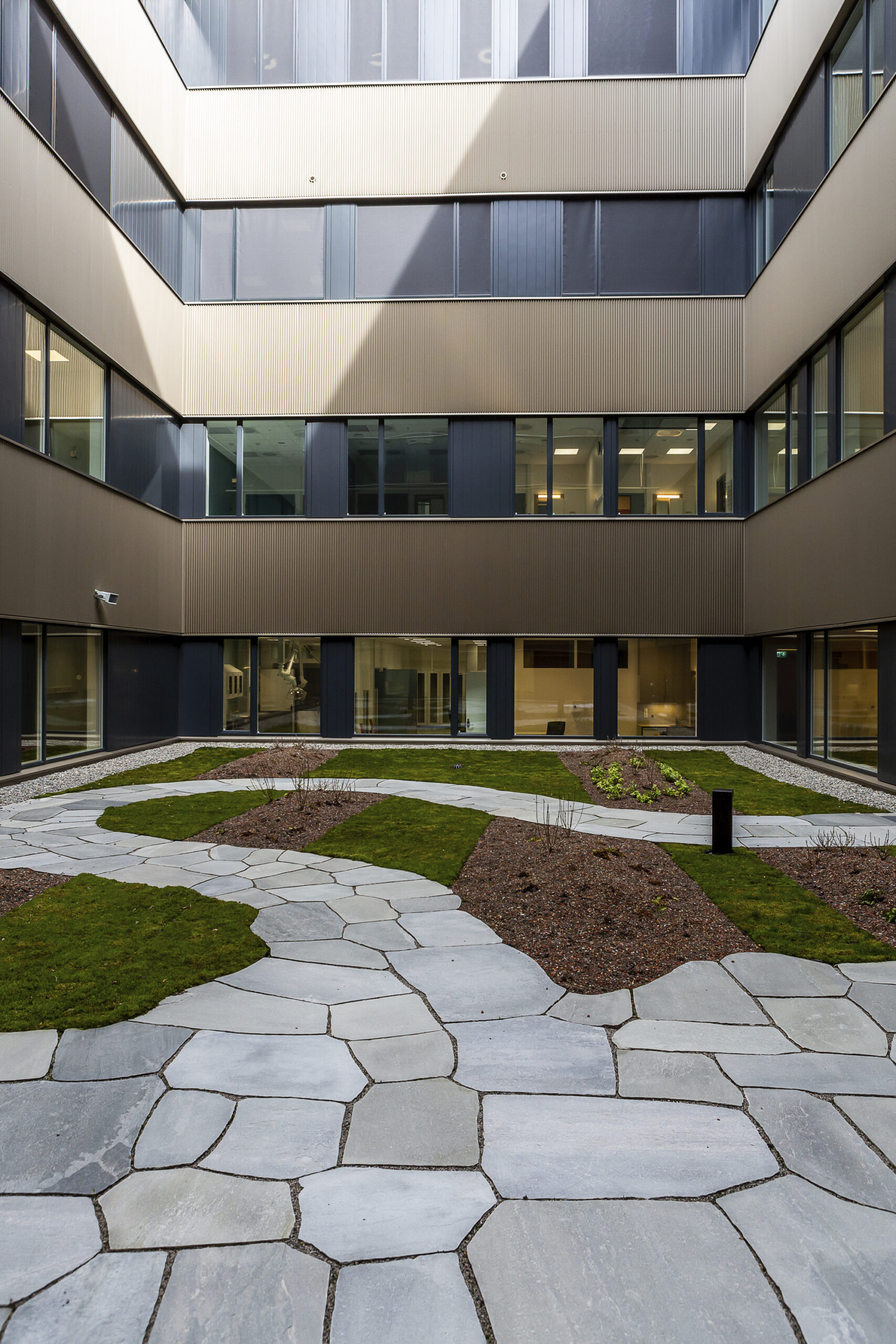 Fotograf: Tove Lauluten. Forplassen ny legevakt Oslo med granittrester fra Vika Terrasse.