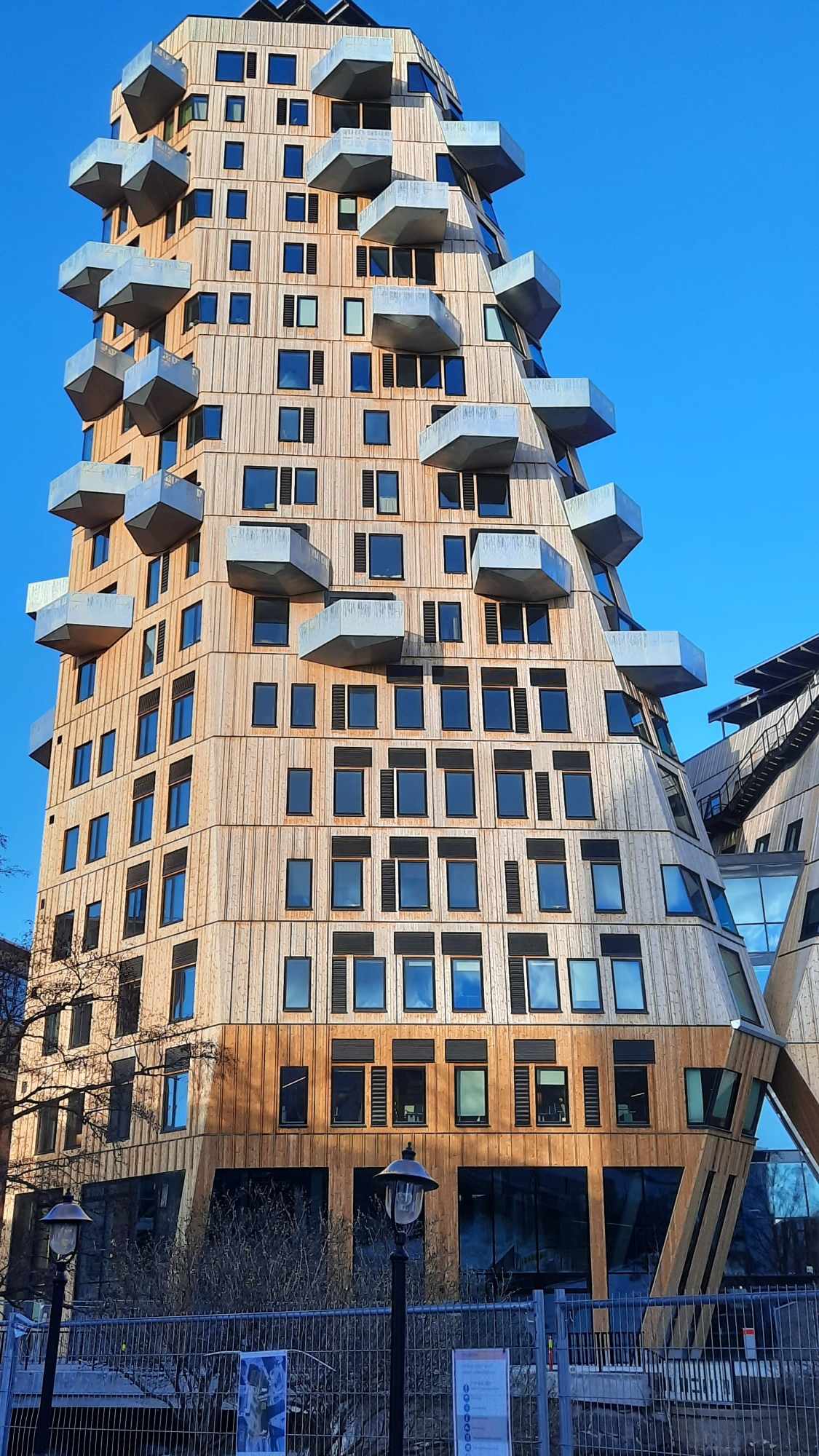 Vertikal Nydalen i Oslo har nyskapende miljøteknologi. BREEAM Excellent og Futurebuilt prosjekt.