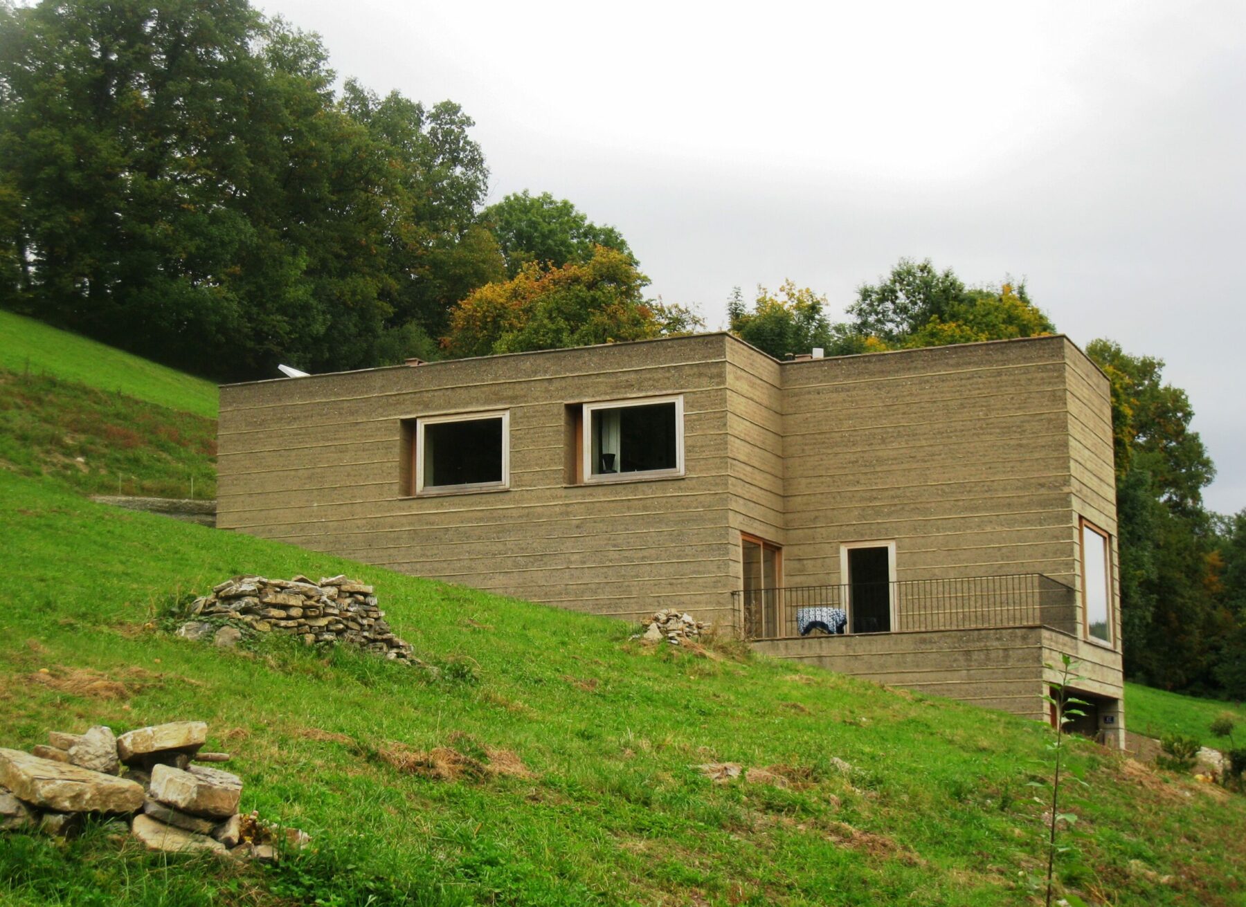 Baukunst with clay and strau by architects Roger Boltshauser, Martin Rauch,