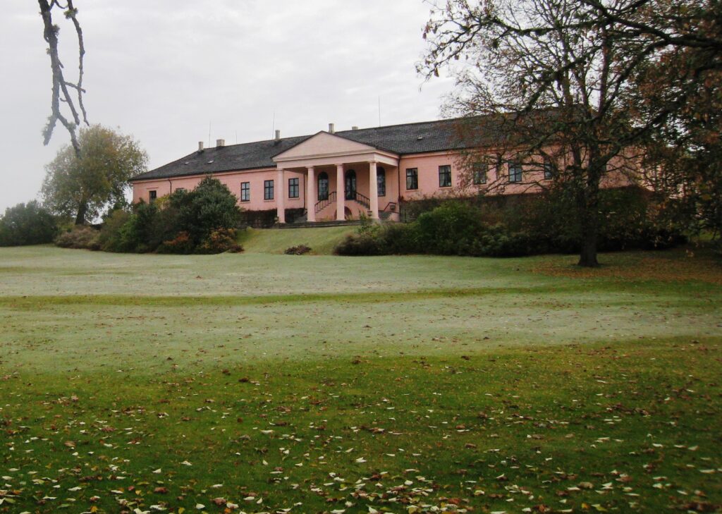 Skinnarbøl Herregård er et jord- og halmbygg. Gaia arkitekter