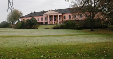 Skinnarbøl Herregård er et jord- og halmbygg. Gaia arkitekter