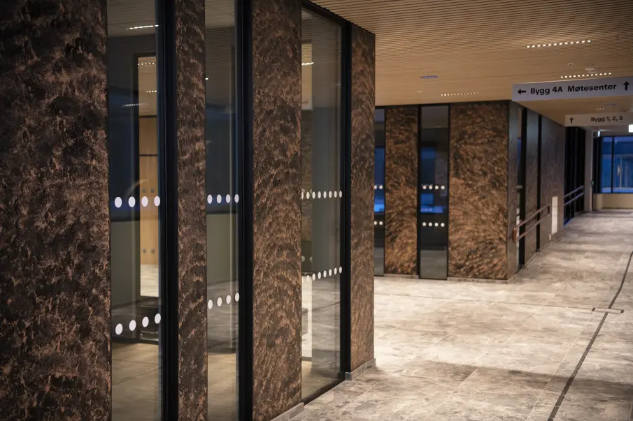 Forskningsparken-i-Tromso-innendors-med-milotilpasset-materialvalg til Breeam Outstanding miljøtiltak
