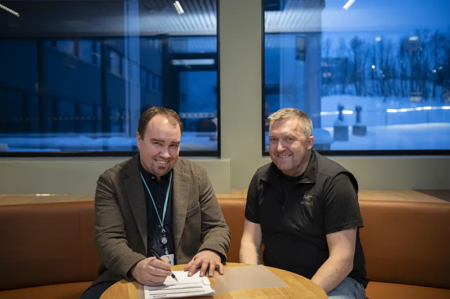 Oyvind-Eklo-prosjektleder-i-Siva-venstre-og-Roy-Heggelund-prosjektleder-i-Consto-signerer-overleveringsprotokollen-til-Forskningsparken-i-Tromso